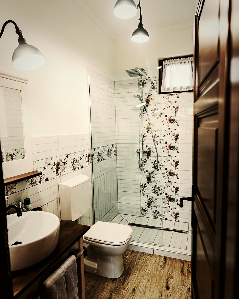 Zuhanyfülke és WC egy világos fürdőszobában